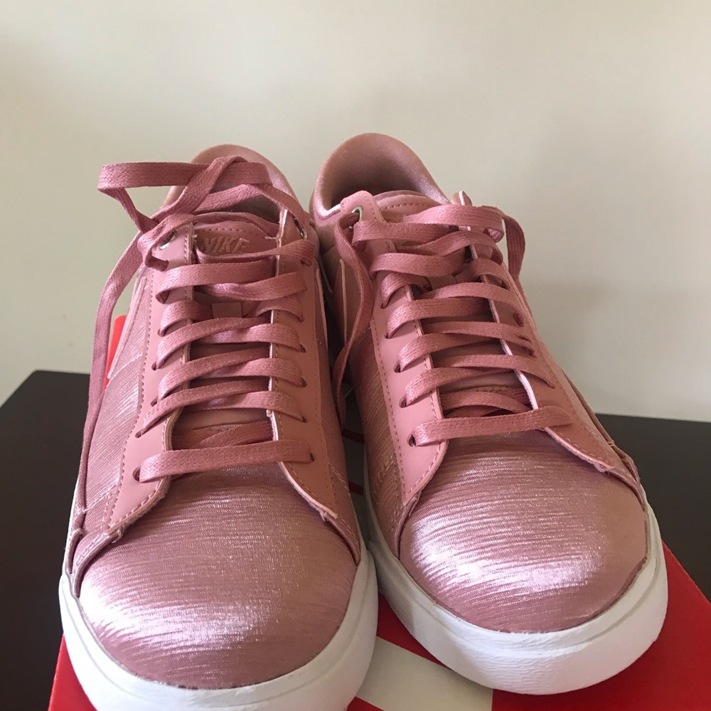 Nike Blazer Low LE Metallic Pink Size 7 Women’s
